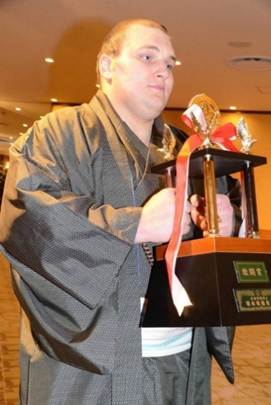 人, 屋内, 持つ, 男 が含まれている画像

AI 生成コンテンツは誤りを含む可能性があります。